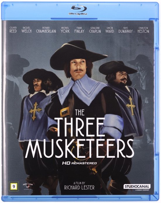 Drie mannen in musketierkostuums met zwarte hoeden en blauw-gele tunieken.