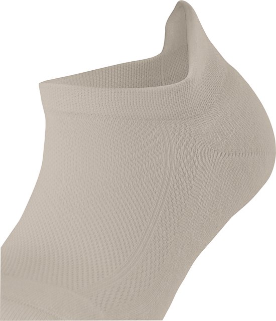 Beige Falke enkelsok met textuurpatroon en verhoogde tong.