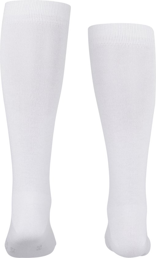 Twee witte kniekousen, één tot onder de knie, de ander tot boven de enkel.