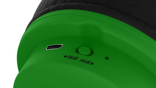 Dichtbij zijde van groene koptelefoon met USB-poort en volumeknop