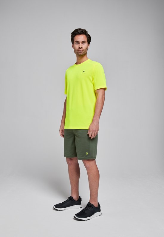 Man met donker haar draagt limegroen sportshirt met 'R' logo en donkergroene sportbroek met klein 'R' logo.