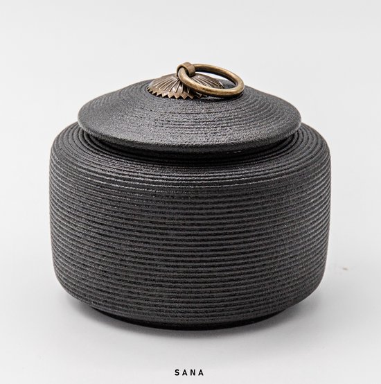 Kuro urn (S) - zwart - hoogwaardig keramiek - SANA - moderne urn - crematie urn - 330ML - as urn - huisdieren urn - urn hond - urn kat - menselijk as - familie urn - urn voor as volwassen - urne - urne hond - urnen - urne volwassenen – mini urn