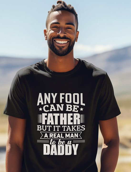 Shirt - Any fool can be a father - Wurban Wear | Grappig shirt | Leuk cadeau | Unisex tshirt | Vaderdag cadeau | Cadeau voor vader | Voetbal | Gewichten | Zwart