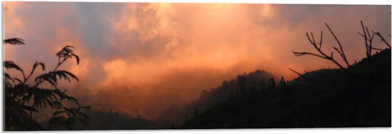 Acrylglas - Zon achter Dicht Wolkenveld in Berglandschap - 90x30 cm Foto op Acrylglas (Wanddecoratie op Acrylaat)