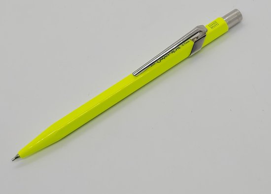 Caran D'Ache 849 Minenhalter 0,7 Mm – Fluo Purpur, Aluminium-Schaft, Mit Clip & Radiergummi