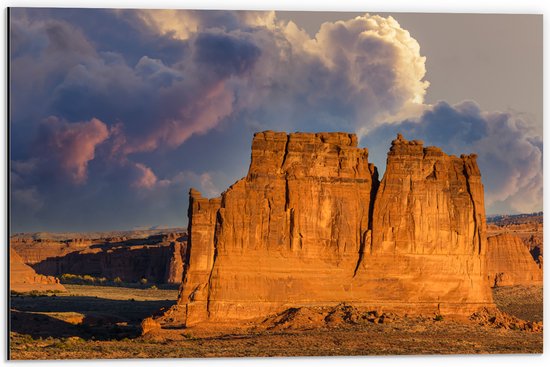 Dibond - Dreigende Wolken boven Kaarsrechte Rotsen - 60x40 cm Foto op Aluminium (Met Ophangsysteem)