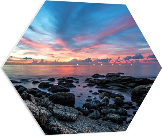 PVC Schuimplaat Hexagon - Stenen in het Water bij Blauw met Roze Lucht - 70x60.9 cm Foto op Hexagon (Met Ophangsysteem)