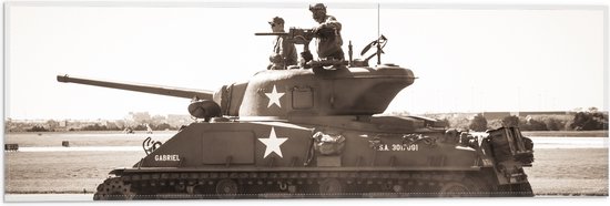 WallClassics - Vlag - Tank uit het Leger in het Zwart Wit - 60x20 cm Foto op Polyester Vlag