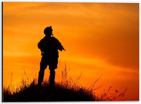 Dibond - Silhouet van Soldaat uit het Leger bij Feloranje Lucht - 40x30 cm Foto op Aluminium (Wanddecoratie van metaal)