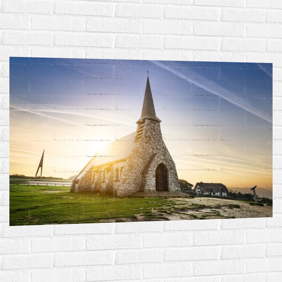 Muursticker - Klein Stenen Kasteel met Felle Zon in Etretat, Frankrijk - 120x80 cm Foto op Muursticker