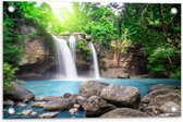 Tuinposter – Magische Waterval in Helderblauw Water Omringd door Begroeiing - 60x40 cm Foto op Tuinposter (wanddecoratie voor buiten en binnen)