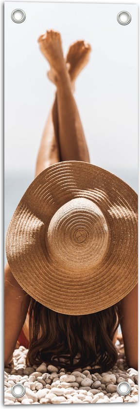 Tuinposter – Vrouw met Strandhoed aan het Strand - 20x60 cm Foto op Tuinposter (wanddecoratie voor buiten en binnen)