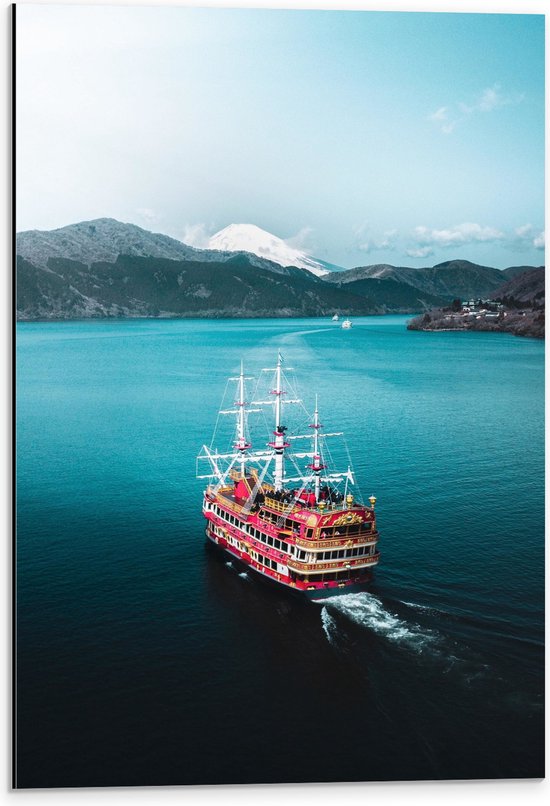 WallClassics - Dibond - Groot Rood Schip met Chinese Details op het Water - 40x60 cm Foto op Aluminium (Wanddecoratie van metaal)