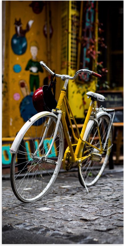 WallClassics - Poster (Mat) - Gele Fiets in de Stad - 50x100 cm Foto op Posterpapier met een Matte look