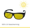Zwarte bril met gele glazen, met een zon-icoon en de tekst 'UV Protection' en '100% UV-bescherming'.