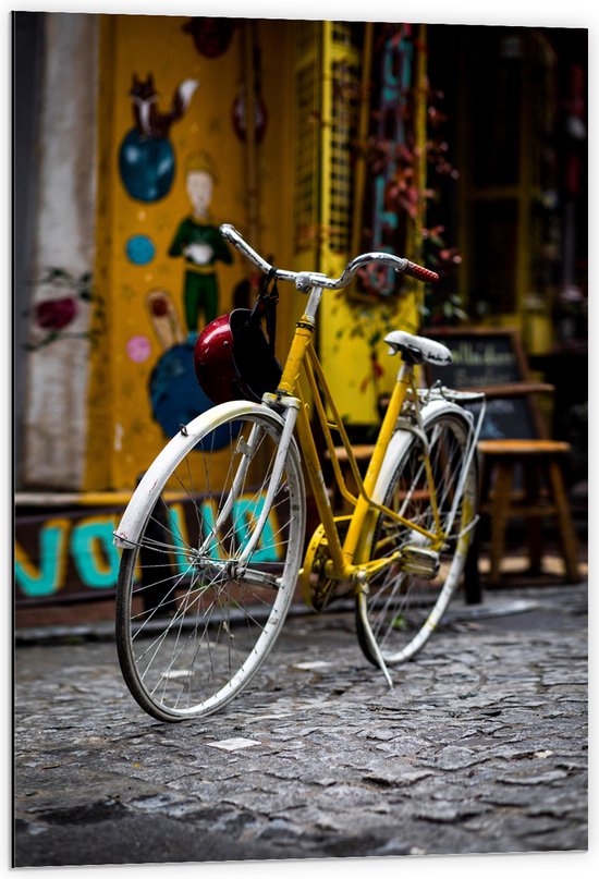 WallClassics - Dibond - Gele Fiets in de Stad - 60x90 cm Foto op Aluminium (Met Ophangsysteem)