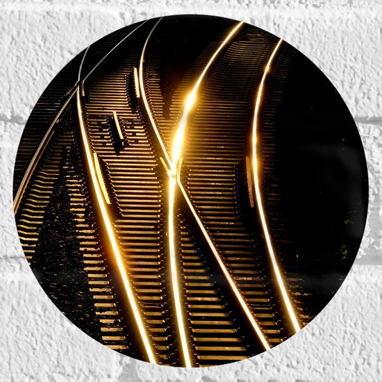 WallClassics - Muursticker Cirkel - Kruisende Spoorwegen in het Donker - 20x20 cm Foto op Muursticker
