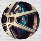 WallClassics - Muursticker Cirkel - Blauwe Remklauwen in Autowiel - 100x100 cm Foto op Muursticker