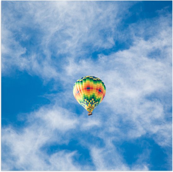 WallClassics - Poster (Mat) - Kleurrijke Luchtballon met Blokpatroon - 50x50 cm Foto op Posterpapier met een Matte look