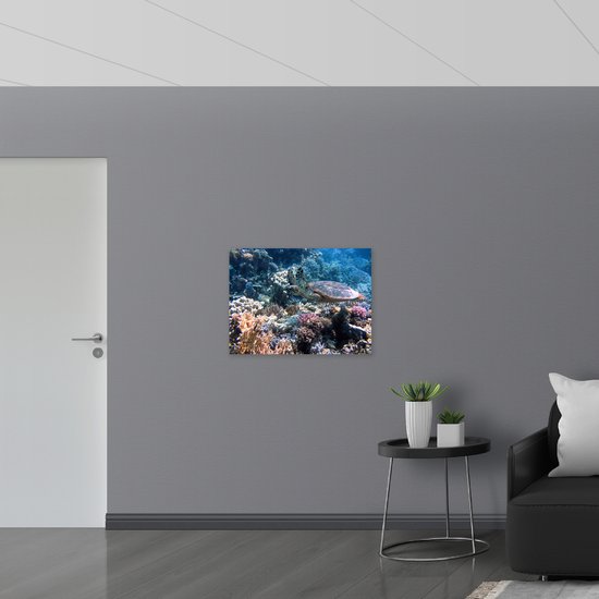 Vlag - Blije Schildpad Zwemmend tussen Verschillende Kleuren Koraal - 80x60 cm Foto op Polyester Vlag