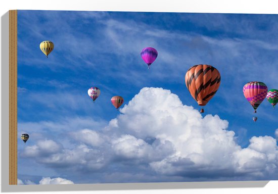 WallClassics - Hout - Groepje Gekleurde Luchtballonnen bij Wolken in Blauwe Lucht - 60x40 cm - 9 mm dik - Foto op Hout (Met Ophangsysteem)