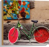 WallClassics - Hout - Geparkeerde Fiets bij Muur met Watermeloen Wielen - 50x50 cm - 9 mm dik - Foto op Hout (Met Ophangsysteem)