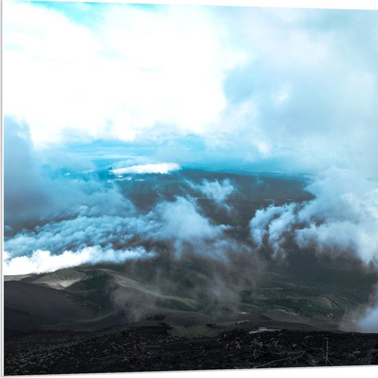 PVC Schuimplaat - Mist en Wolken op Hoge Bergtop - 80x80 cm Foto op PVC Schuimplaat (Met Ophangsysteem)