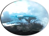 Dibond Ovaal - Mist en Wolken op Hoge Bergtop - 28x21 cm Foto op Ovaal (Met Ophangsysteem)