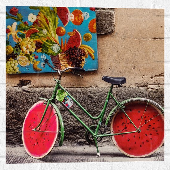 Foto: Wallclassics muursticker geparkeerde fiets bij muur met watermeloen wielen 50x50 cm foto op muursticker