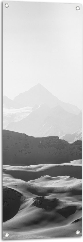 Tuinposter – Zwart-wit Foto van Bergen in de Sneeuw - 40x120 cm Foto op Tuinposter (wanddecoratie voor buiten en binnen)