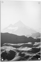 Tuinposter – Zwart-wit Foto van Bergen in de Sneeuw - 50x75 cm Foto op Tuinposter (wanddecoratie voor buiten en binnen)