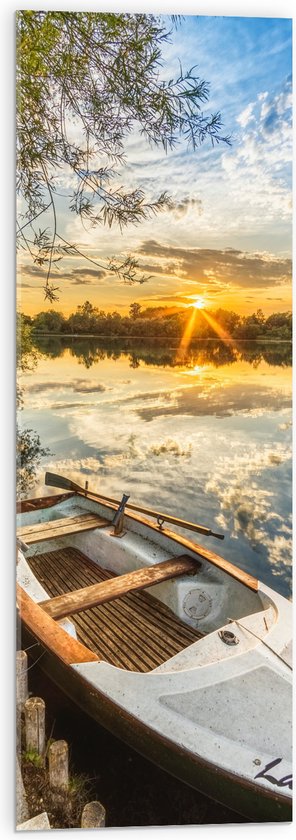 Acrylglas - Houten Vissersboot op het Water tijdens Zonsondergang - 30x90 cm Foto op Acrylglas (Met Ophangsysteem)