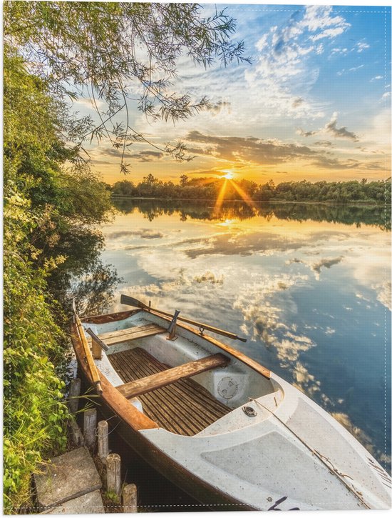 Vlag - Houten Vissersboot op het Water tijdens Zonsondergang - 30x40 cm Foto op Polyester Vlag