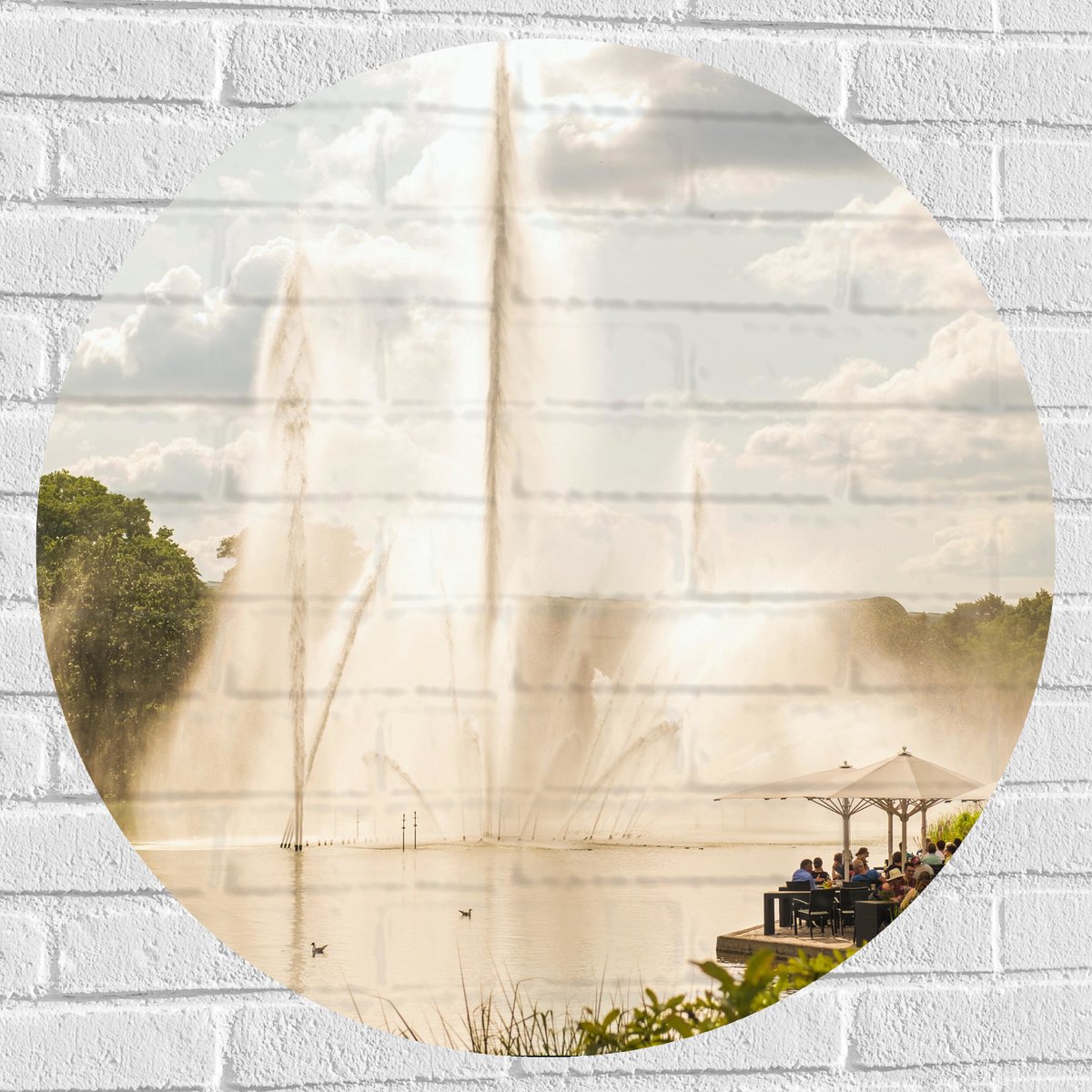 Muursticker Cirkel - Waterfontein in een Meer - 80x80 cm Foto op Muursticker
