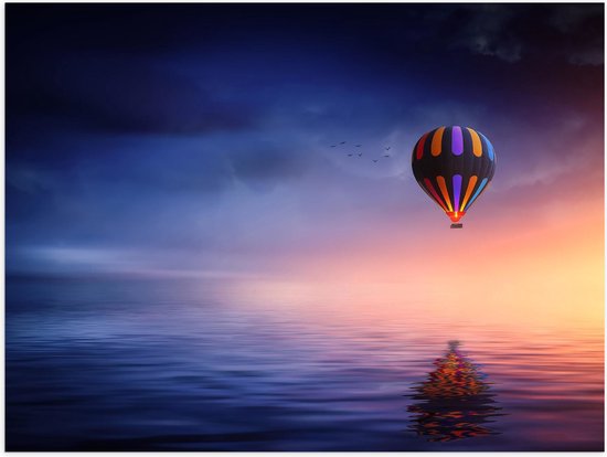 WallClassics - Poster (Mat) - Luchtballon met Verschillende Kleuren boven Donker Water met Donkere Lucht - 40x30 cm Foto op Posterpapier met een Matte look