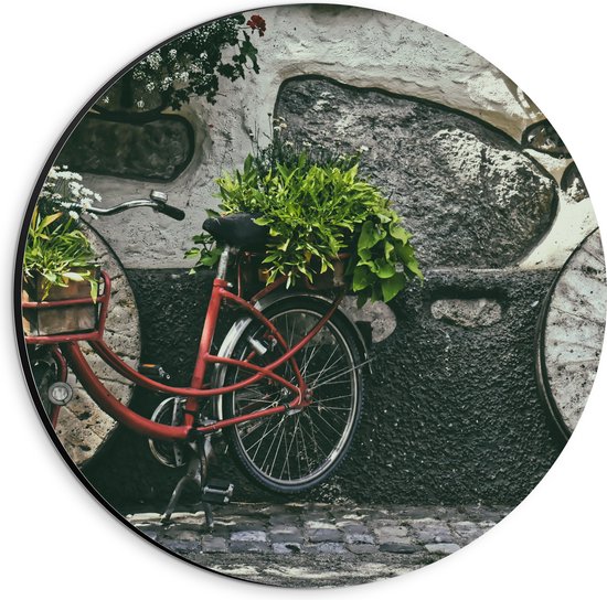 WallClassics - Dibond Muurcirkel - Rode Fiets versierd met Planten tegen Stenen Muur - 20x20 cm Foto op Aluminium Muurcirkel (met ophangsysteem)