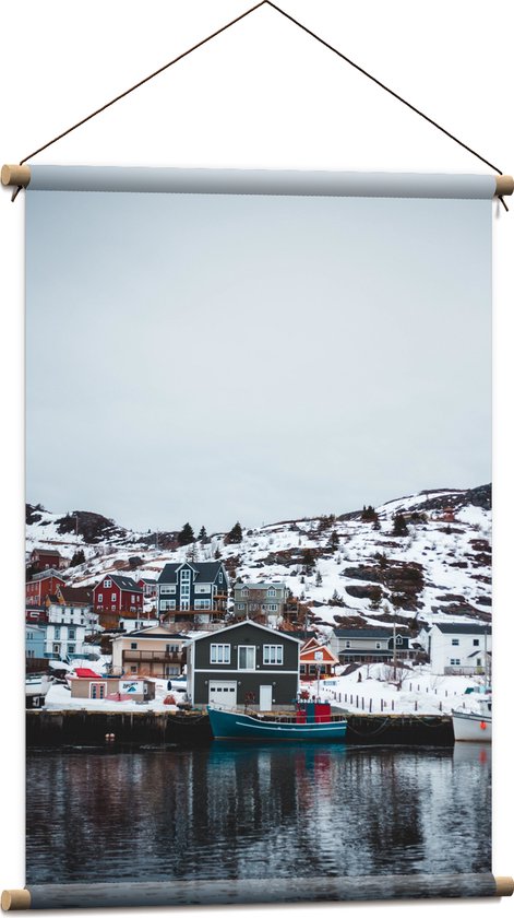 Textielposter - Verschillende Kleuren Huisjes aan het Water in Skigebied - 60x90 cm Foto op Textiel