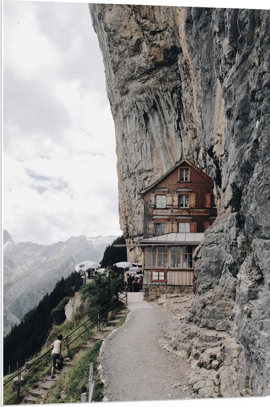 WallClassics - PVC Schuimplaat- Huisje op de Noordelijke top van Appenzeller Alpen - 70x105 cm Foto op PVC Schuimplaat