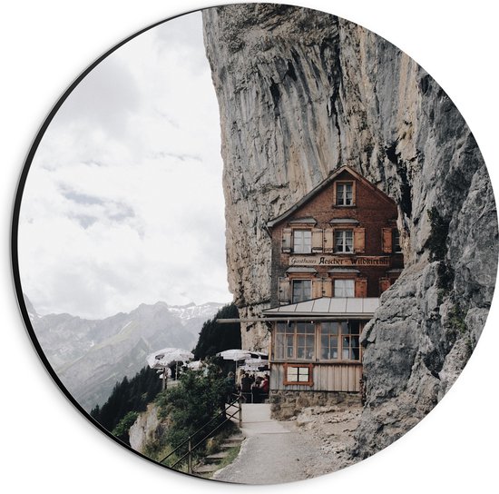 WallClassics - Dibond Muurcirkel - Huisje op de Noordelijke top van Appenzeller Alpen - 20x20 cm Foto op Aluminium Muurcirkel (met ophangsysteem)