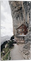 WallClassics - Tuinposter – Huisje op de Noordelijke top van Appenzeller Alpen - 50x100 cm Foto op Tuinposter (wanddecoratie voor buiten en binnen)