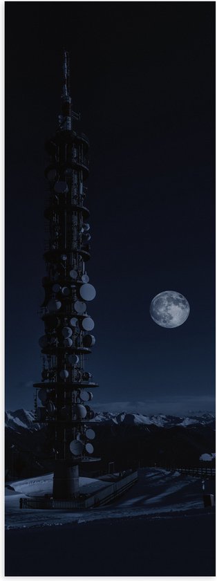 WallClassics - Poster Glanzend – Elektriciteitsmast in de Nacht met de Maan aan de Hemel - 40x120 cm Foto op Posterpapier met Glanzende Afwerking