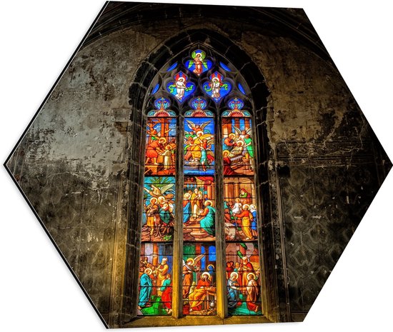 WallClassics - Dibond Hexagon - Glas-in-lood Raam in de Notre-Dame Kerk - 50x43.5 cm Foto op Hexagon (Met Ophangsysteem)