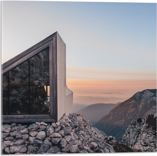 WallClassics - Acrylglas - Gebouw op top van een Berg - 50x50 cm Foto op Acrylglas (Met Ophangsysteem)