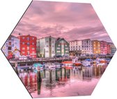 WallClassics - Dibond Hexagon - Gekleurde Huizen aan de Haven met Bootjes - 70x60.9 cm Foto op Hexagon (Met Ophangsysteem)