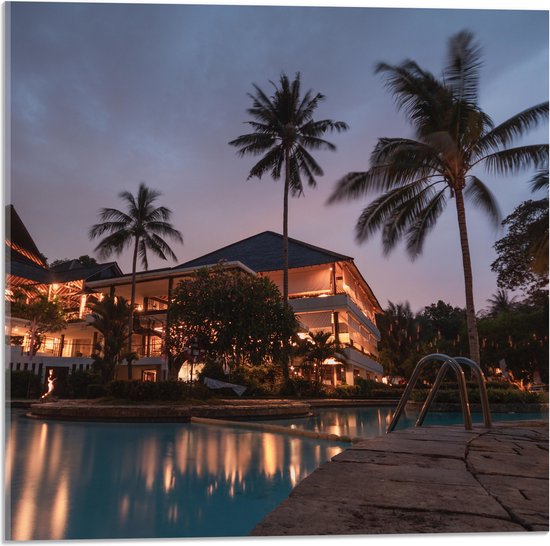 WallClassics - Acrylglas - Hotel met Zwembad in Indonesië - 50x50 cm Foto op Acrylglas (Met Ophangsysteem)