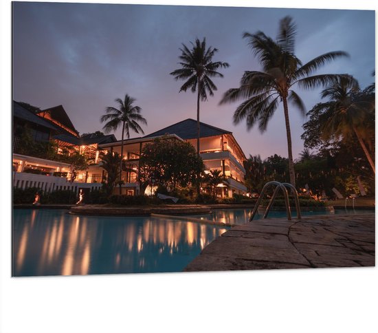 WallClassics - Dibond - Hotel met Zwembad in Indonesië - 100x75 cm Foto op Aluminium (Met Ophangsysteem)