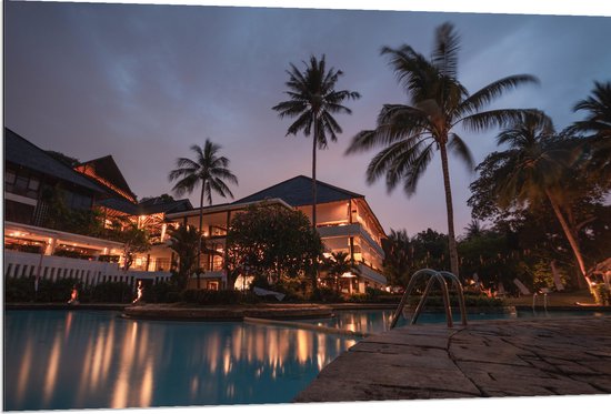 WallClassics - Dibond - Hotel met Zwembad in Indonesië - 120x80 cm Foto op Aluminium (Met Ophangsysteem)