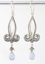 Lange traditionele bewerkte zilveren oorbellen met Australische opaal