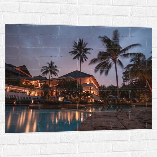 WallClassics - Muursticker - Hotel met Zwembad in Indonesië - 100x75 cm Foto op Muursticker