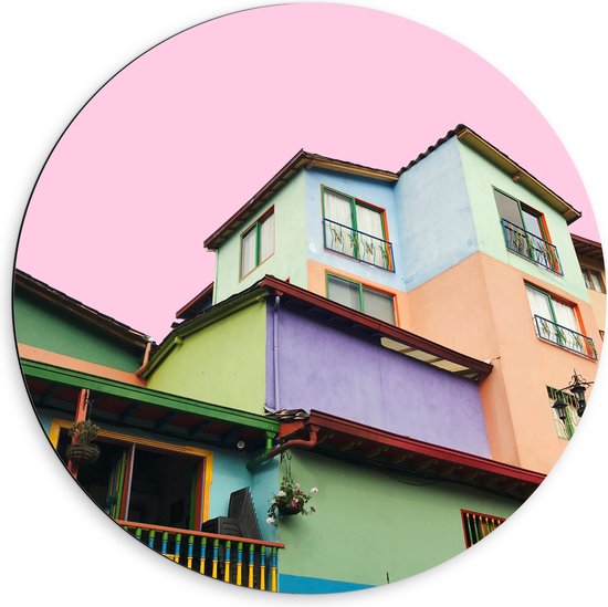WallClassics - Dibond Muurcirkel - Gekleurde Huizen met Roze achtergrond - 60x60 cm Foto op Aluminium Muurcirkel (met ophangsysteem)